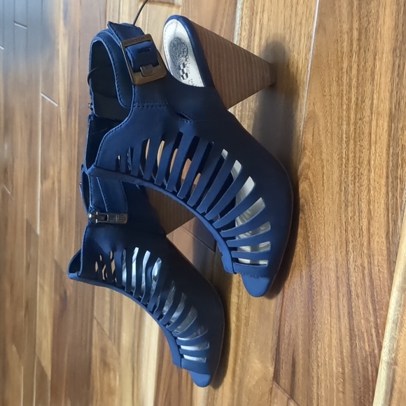 New Vince Camuto size 6 heels. Navy Blue. - Picture 2 of 6
